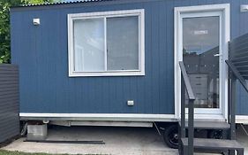Sweet Cute Blue Tiny Home With Pool And 2 Minute Drive To The Beach